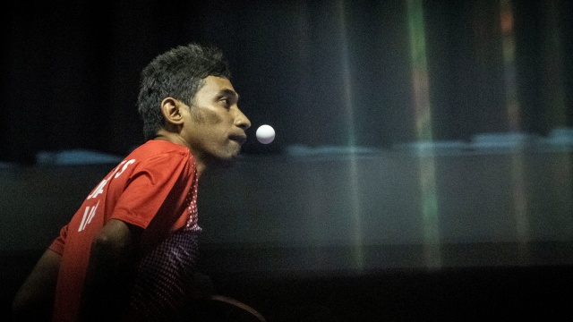 Petenis meja Indonesia David Jacobs berrtanding dalam babak penyisihan para tenis meja TT10 tunggal putra Asian Para Games 2018.  (Foto: ANTARA/Aprilio Akbar)
