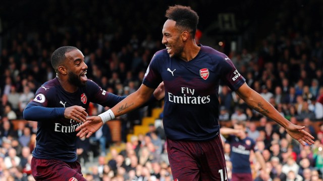 Lacazette dan Aubameyang merayakan gol untuk Arsenal. (Foto: Eddie Keogh/Reuters)