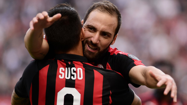 Higuain dan Suso merayakan gol di laga AC Milan vs Chievo. (Foto: MARCO BERTORELLO / AFP)