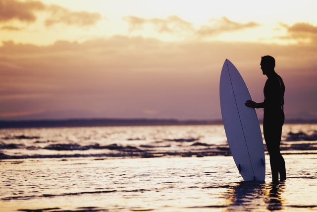 com-Ilustrasi Surfer saat Sunset (Foto: Thinkstock)