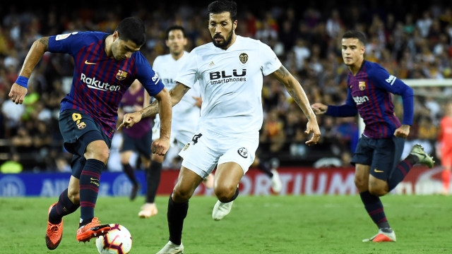 Garay vs Suarez di laga Valencia vs Barcelona. (Foto: JOSE JORDAN / AFP)