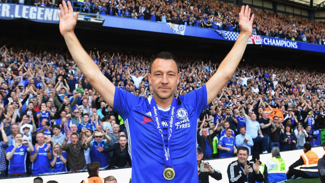John Terry dengan medali juara Premier League bersama Chelsea. Foto: Getty Images/Michael Regan