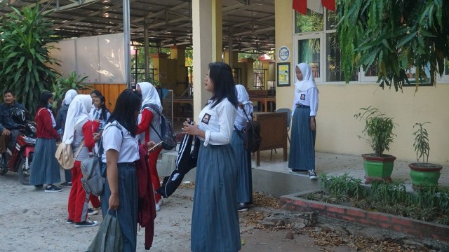 Siswa SMK Negeri 1 Kota Palu sudah mulai masuk sekolah. (Foto: Raga Imam/kumparan)