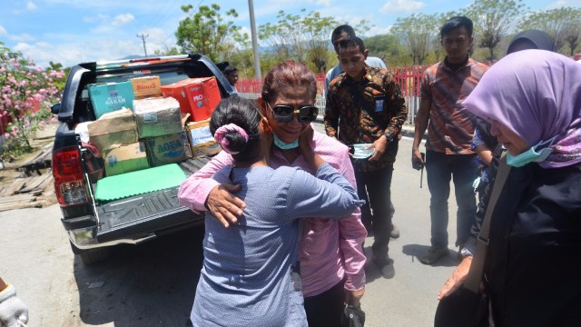 Menteri Kelautan dan Perikanan Susi Pudjiastuti memeluk korban selamat gempa bumi di Mamboro, Sulawesi Tengah. (Foto: Dok. Susi Air)