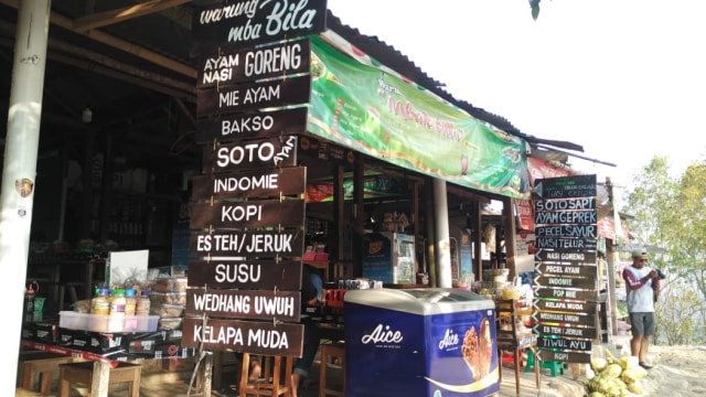 Warung jajanan di Kebun Buah Mangunan, Kecamatan Dlingo, Bantul, Daerah Istimewa Yogyakarta (DIY). (Foto: Arfiansyah Panji Purnandaru/kumparan)