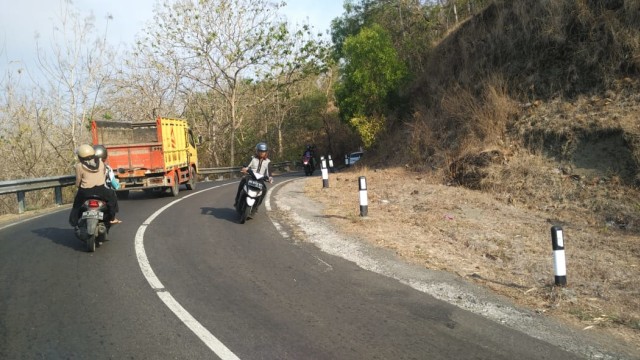 Jalan menuju wisata Kebun Buah Mangunan, Kecamatan Dlingo, Bantul, Daerah Istimewa Yogyakarta (DIY). (Foto: Arfiansyah Panji Purnandaru/kumparan)