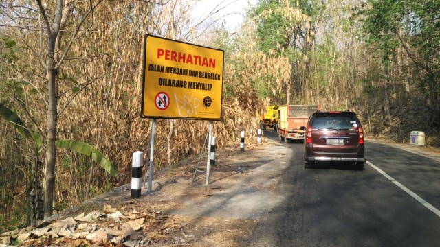 Jalan menuju wisata Kebun Buah Mangunan, Kecamatan Dlingo, Bantul, Daerah Istimewa Yogyakarta (DIY). (Foto: Arfiansyah Panji Purnandaru/kumparan)