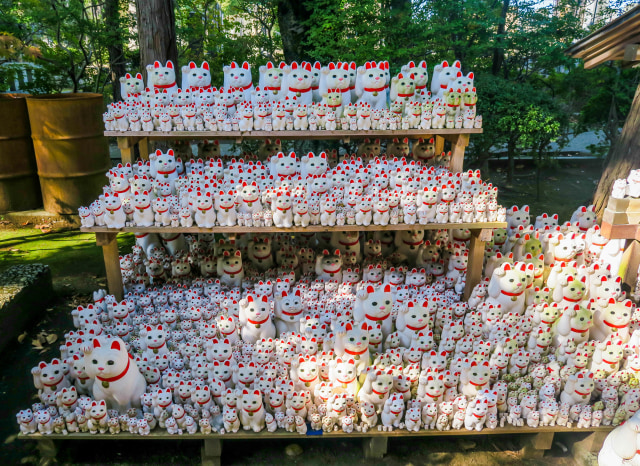 Kumpulan Maneki Neko di Kuil Gotokuji, Jepang (Foto: Flickr / Dennis Amith)