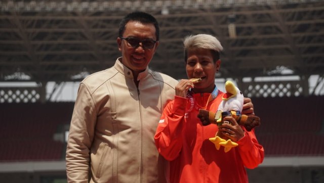 Menteri Pemuda dan Olahraga, Imam Nahrawi dan Rica Oktavia atlet peraih medali emas lompat jauh di Asian Para Games 2018. (Foto: Irfan Adi Saputra/kumparan)