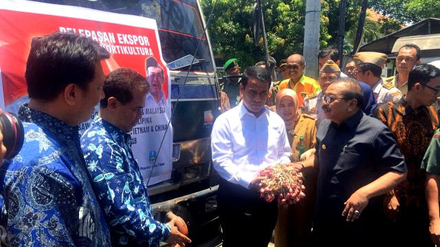 Mentan Amran Sulaiman melepas ekspor komoditas hortikultura di Kantor Dinas Pertanian Provinsi Jawa Timur, Surabaya. (Foto: Dok. Kementerian Pertanian)