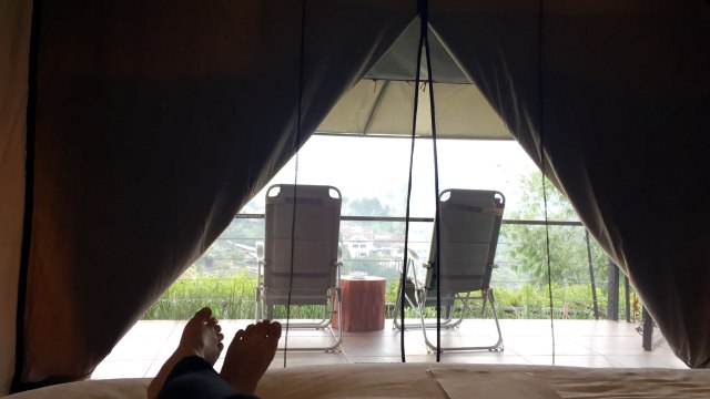 Pemandangan dari dalam tenda Trizara Resort Lembang (Foto: Helinsa Rasputri/kumparan)