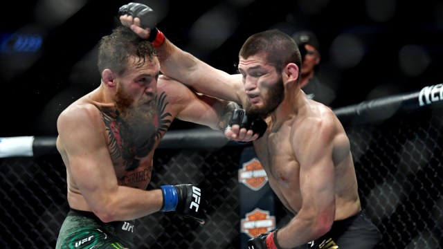 Pertandingan antara Khabib Nurmagomedov (sarung tangan merah) melawan Conor McGregor (sarung tangan biru) di T-Mobile Arena. (Foto: Stephen R. Sylvanie-USA TODAY Sports via Reuters)