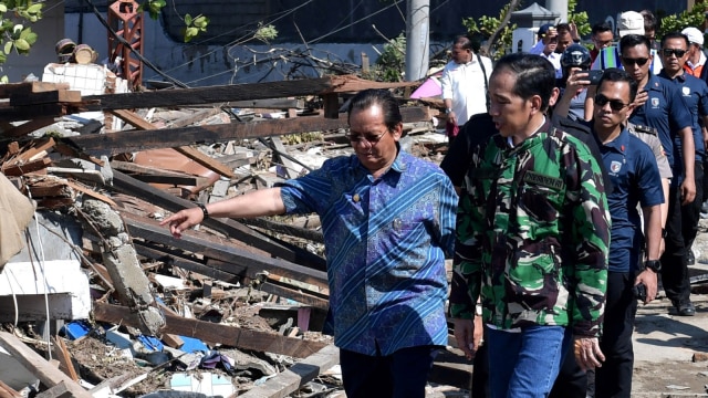 Presiden Joko Widodo (kanan) didampingi Gubernur Sulawesi Tengah Longki Djanggola (kiri) mengunjungi lokasi gempa bumi dan tsunami di Palu, Sulawesi Tengah, Minggu (30/9). (Foto: ANTARA FOTO/Biropers-Kris)