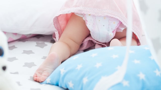 Bantal bisa bermanfaat untuk memacu bayi merangkak (Foto: Shutterstock)