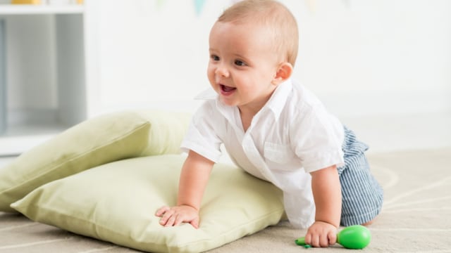 Ajak bayi bermain dengan bantal untuk belajar merangkak (Foto: Shutterstock)