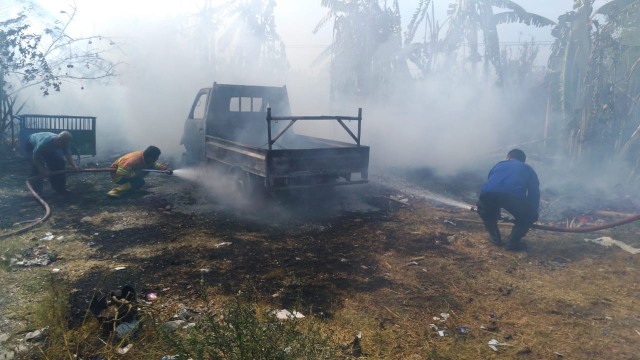 Lahan Rumput di Tegal Terbakar, Satu Mobil Ikut Hangus
