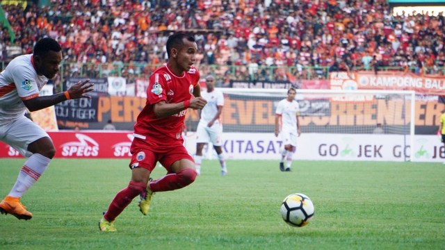 Riko Simanjuntak dalam laga Persija Jakarta vs Perseru Serui (Foto: Iqbal Firdaus/kumparan)