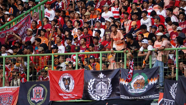 Jakmania dalam laga Persija Jakarta vs Perseru Serui (Foto: Iqbal Firdaus/kumparan)