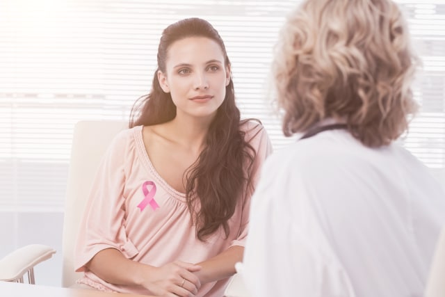 Konsultasikan kepada dokter jika timbul gejala yang tidak biasa pada payudara Anda. (Foto: Shutterstock)