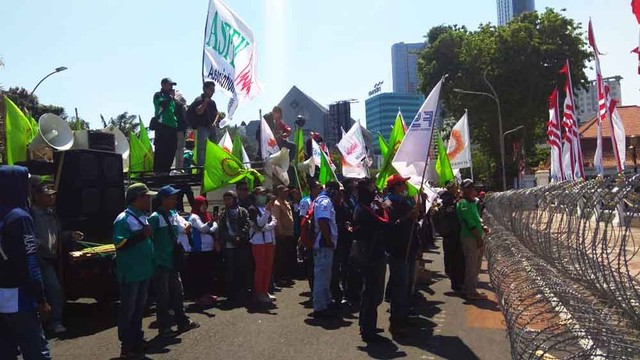 Aksi di Grahadi, Buruh Tagih Janji Gubernur Jatim Soal Kelayakan Upah