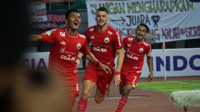 Pertandingan antara Persija Jakarta melawan Perserui Serui di Stadion Patriot Bekasi. (Foto: Iqbal Firdaus/kumparan)