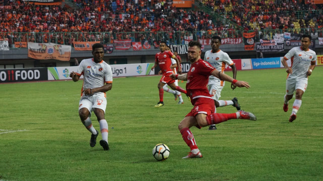 Pertandingan antara Persija Jakarta melawan Perserui Serui di Stadion Patriot Bekasi. (Foto: Iqbal Firdaus/kumparan)