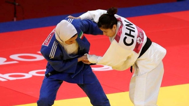 Donya Aghaei (kiri), atlet Judo berjilbab di Asian Games 2018 asal Iran. (Foto: Facebook/Donya Aghaei)