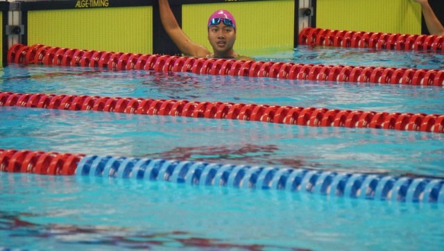 Atlet para renang Indonesia Syuci Indriani mendapatkan medali emas di Asian Para Games 2018. (Foto: Irfan Adi Saputra/kumparan)