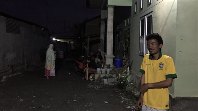 Warga di Kota Palu keluar rumah usai gempa terjadi pada hari ini (9/10/2018). (Foto: Mirsan/kumparan)