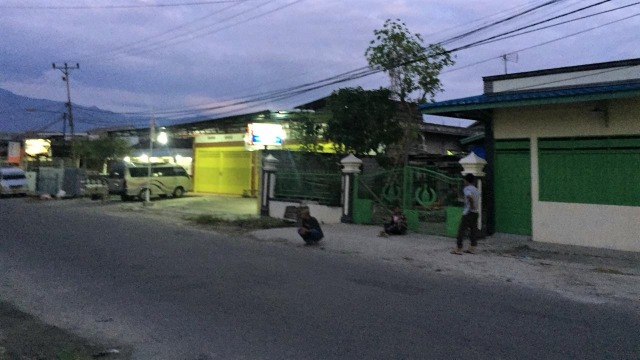 Beberapa warga berada di luar rumah saat gempa di Palu terjadi pagi tadi. (Foto: Dok. BMKG)