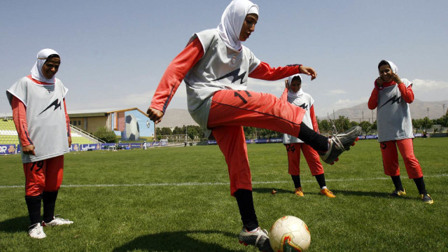 Atlet Sepak Bola Asal Iran. (Foto: Amir Poormand / ISNA / AFP)