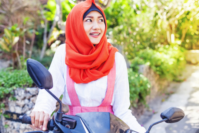 Ilustrasi wanita mengendarai motor (Foto: Shutterstock)