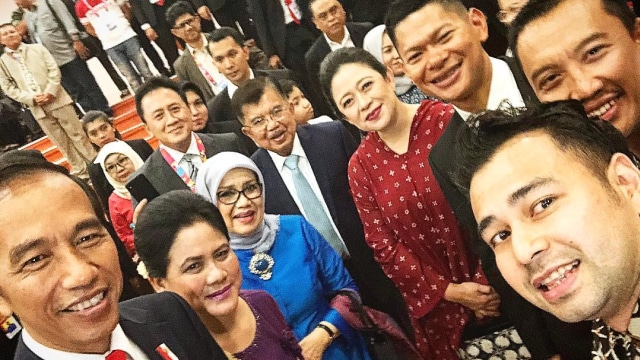 Raffi Ahmad bersama Presiden Joko Widodo Wakil Presiden Jusuf Kalla dan beberapa Menteri. (Foto: Instagram/@raffinagita1717)
