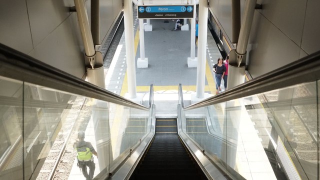 Stasiun Cakung memiliki berbagai fasilitas pendukung, antara lain lift, eskalator, pos kesehatan, toilet khusus difabel, dan musala. Foto: Nugroho Sejati/kumparan