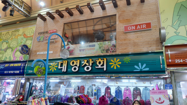 Stasiun Radio di Romantic market, Chuncheon. (Foto: Niken Nurani/kumparan)