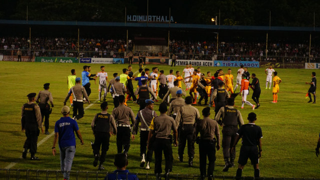 Keributan sempat mewarnai pertandingan Liga 2 antara Persiraja Banda Aceh vs Aceh United. (Foto: Zuhri Noviandi/kumparan)