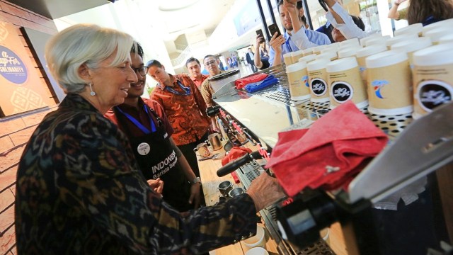 Direktur IMF, Christine Lagarde kunjungi booth kopi lokal BRI di IMF-WB, Bali, Selasa (9/10/2018). (Foto: Helmi Afandi Abdullah/kumparan)