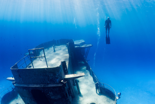 Ilustrasi menyelam di dasar laut (Foto: Shutter Stock)