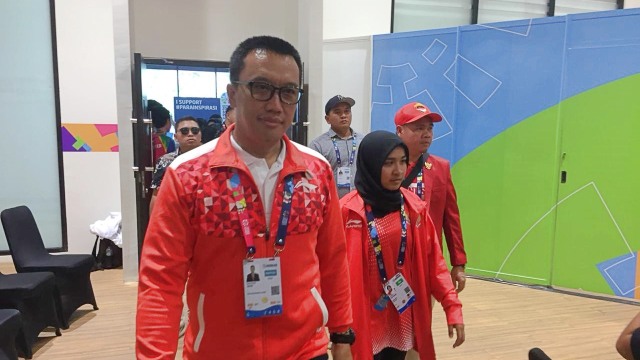 Menpora (kiri) bersama Miftahul Jannah (tengah) di MPC Asian Para Games, Selasa (9/10/2018). (Foto: Karina N/kumparan)