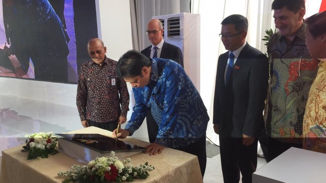 Menteri Perindustrian Airlangga Hartarto Meresmikan Pabrik Tegangan Tinggi milik PT ABB Sakti Industri di Tangerang, Selasa (9/10).  (Foto: Abdul Latif/kumparan)