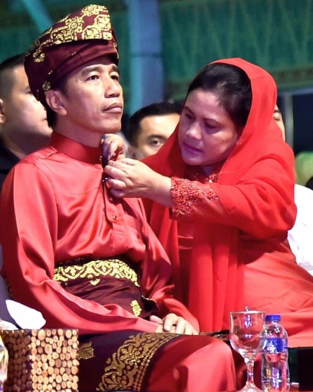 Unggah Foto Mesra dengan Iriana, Jokowi Sukses Bikin Baper Netizen (1)