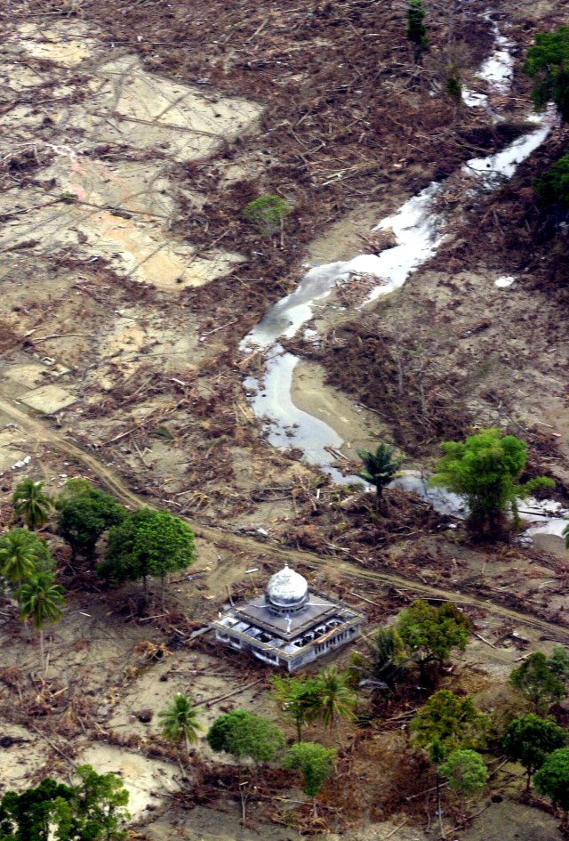 Foto: Mengenang 15 Tahun Tsunami Aceh | Kumparan.com