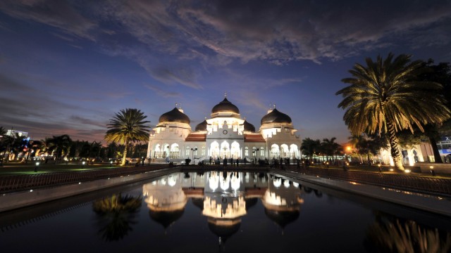 Suasana Masjid Raya Baiturrahman di Banda Aceh pada 7 April 2012. (Foto: AFP PHOTO / Adek Berry)