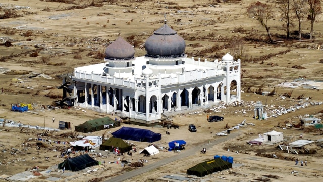 Tenda-tenda bantuan luar negeri didirikan di dekat sebuah masjid di daerah yang hancur di garis pantai Barat provinsi Aceh, di Aceh, (291/2005). Foto: AFP PHOTO / Adek Berry