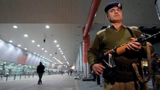 Ilustrasi polisi bandara di India. (Foto: AFP/MANAN VATSYAYANA)