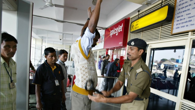 Ilustrasi polisi bandara di India. (Foto: AFP/DIPTENDU DUTTA)