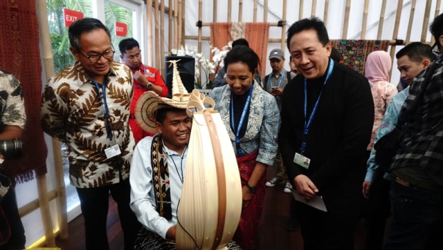 Menteri BUMN Rini Sumarno (kedua kanan) dan Ketua Bekraf Triawan Munaf (kanan) saat melihat seni musik di Indonesia Paviliun IMF-WB Grup 2018, Selasa (9/10/2018). (Foto: Helmi Afandi Abdullah/kumparan)