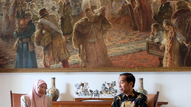 Presiden Jokow berdikusi dengan Deputi Perdana Menteri Malaysia Dato Seri Wan Azizah Wan Ismail di Istana Bogor, Jawa Barat, Selasa (9/10/2018), dengan latar lukisan seniman Rusia. (Foto: ANTARA FOTO/Desca Lidya Natalia)