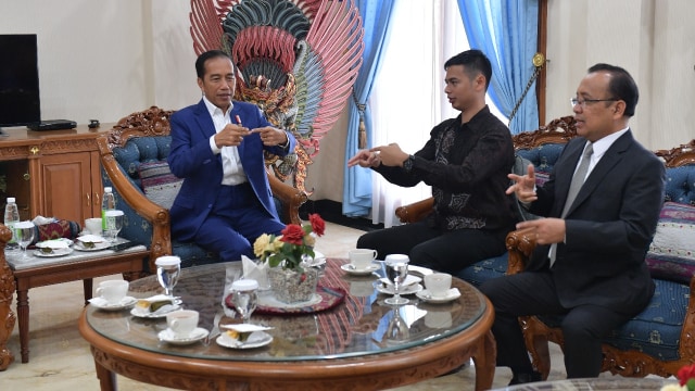 Jokowi (kiri) belajar bahasa isyarat dengan Surya Sahetapy (tengah), Selasa (9/10/2018). (Foto: Dok. Biro Pers Setpres)