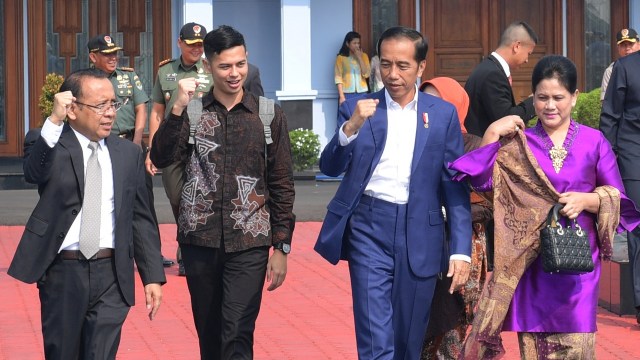 Jokowi (dua kanan) belajar bahasa isyarat dengan Surya Sahetapy (dua kiri), Selasa (9/10/2018). (Foto: Dok. Biro Pers Setpres)